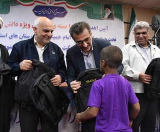 اهدای 10 هزار بسته تحصیلی به كمیته امداد خوزستان