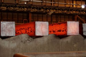 بازگشت صادرات به مسیر صعودی، حتی در روزهای دشوار انرژی        فولاد خوزستان امروز نه‌تنها نامی آشنا برای صنعت ایران، بلکه برندی شناخته‌شده در بازارهای جهانی است؛ برندی که مزیت‌های صادراتی آن در چند بُعد قابل‌توجه است