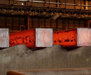 بازگشت صادرات به مسیر صعودی، حتی در روزهای دشوار انرژی        فولاد خوزستان امروز نه‌تنها نامی آشنا برای صنعت ایران، بلکه برندی شناخته‌شده در بازارهای جهانی است؛ برندی که مزیت‌های صادراتی آن در چند بُعد قابل‌توجه است