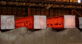 بازگشت صادرات به مسیر صعودی، حتی در روزهای دشوار انرژی        فولاد خوزستان امروز نه‌تنها نامی آشنا برای صنعت ایران، بلکه برندی شناخته‌شده در بازارهای جهانی است؛ برندی که مزیت‌های صادراتی آن در چند بُعد قابل‌توجه است